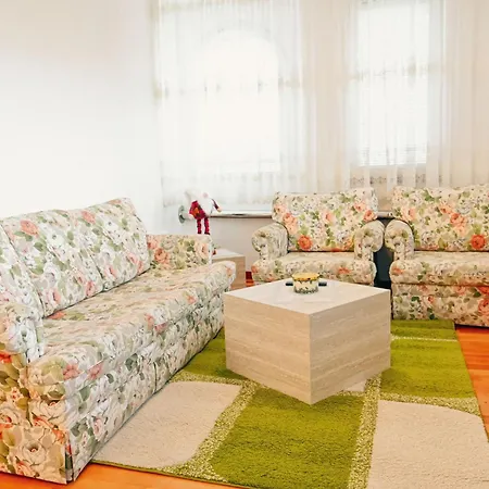 Golf Queen Maria Home2host * Razlog